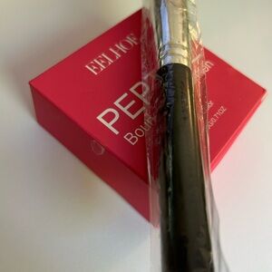 EELHOE brand NWT in natural color concealer foundation  with Black Brush